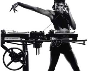 Aniversário de um ano da Sonique, e você é o convidado especial da noite! Aniversário de um ano da Sonique, e você é o convidado especial da noite!