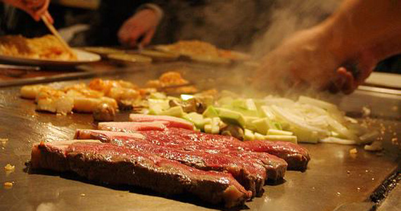 Restaurante Wakai Sushi oferece teppans Yakis com tempero baiano