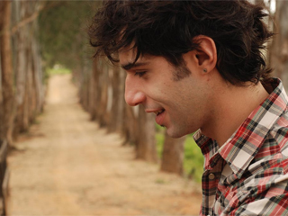 Thiago Pethit lança disco “Em Outro Lugar” em show no Studio SP Thiago Pethit lança disco “Em Outro Lugar” em show no Studio SP