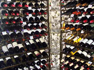 Parrilla La Ventana muda visual e apresenta nova adega 