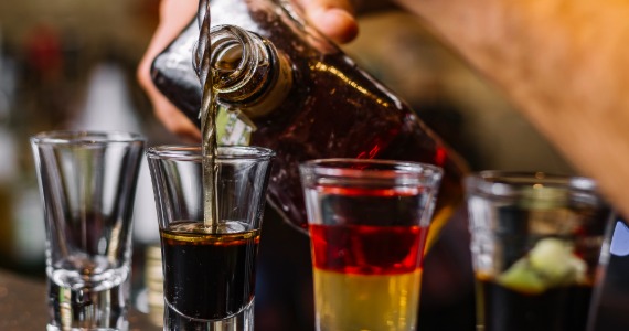 Abrasel SP alerta bares e restaurantes sobre riscos de bebidas falsificadas e reforça orientações de compra segura Abrasel SP alerta bares e restaurantes sobre riscos de bebidas falsificadas e reforça orientações de compra segura