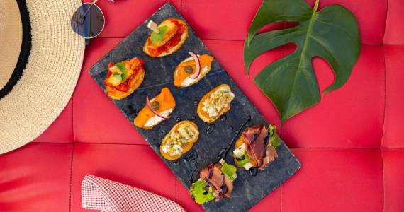 Lush Motel lança Brunch de Verão com menu assinado e experiência flutuante nas suítes