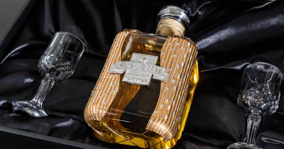 Velho Barreiro anuncia linha platinum com garrafa de luxo de US$ 180 mil