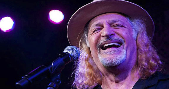 Alceu Valença sobe ao palco do Credicard Hall para cantar seus sucessos Alceu Valença sobe ao palco do Credicard Hall para cantar seus sucessos