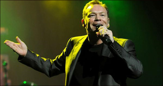 Ali Campbell se apresenta no palco do Espaço das Américas Ali Campbell se apresenta no palco do Espaço das Américas