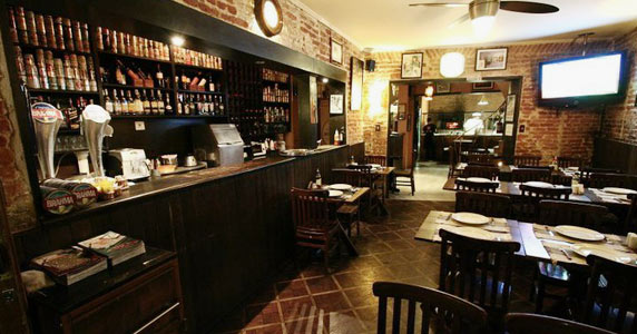 Artn Pizza oferece happy hour animada com variedades de pizza
