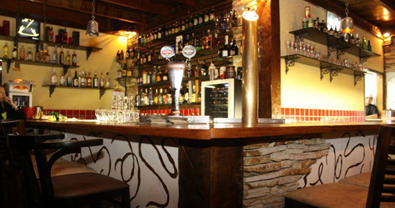 Booze Hound Bar recebe os agitos da banda Rock In Black para animar a noite