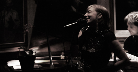 Cantora Nancy Alves faz show de lançamento do primeiro CD no teatro FECAP