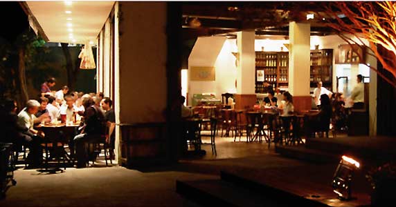 Happy Hour com música ao vivo no Botica do Quintana
