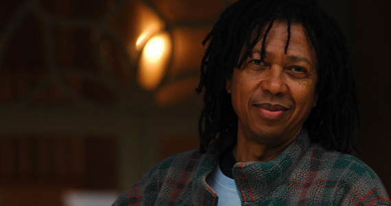 Show do cantor Djavan no palco do Credicard Hall