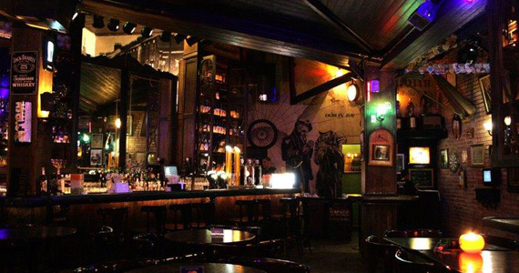 Banda Big Foot e Overman se apresenta no palco do Dublin 