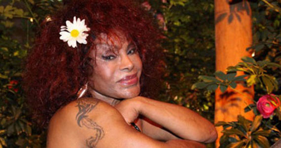 A cantora Mara Nascimento homenageia Elza Soares no restaurante Extravirgen