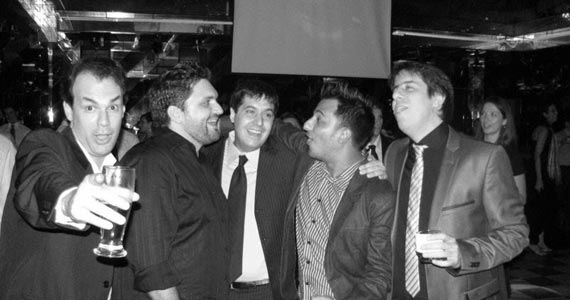 Escola de Canto Do Batuque  toca muita música e agita o palco do B Music Bar