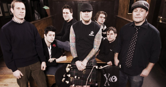 Misturas de punk rock e blues no show da banda Floggin Molly no palco do Via Funchal