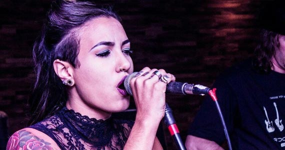 Gabi Mattos, ex-participante do The Voice Brasil se apresenta no Ao Vivo Music