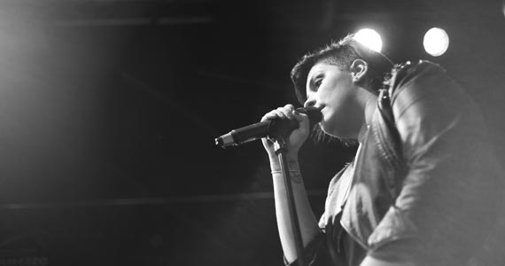 Na Mata café recebe o show de Neli G animando a noite Cantora Neli G comanda o palco do Na Mata Café com muita soul music