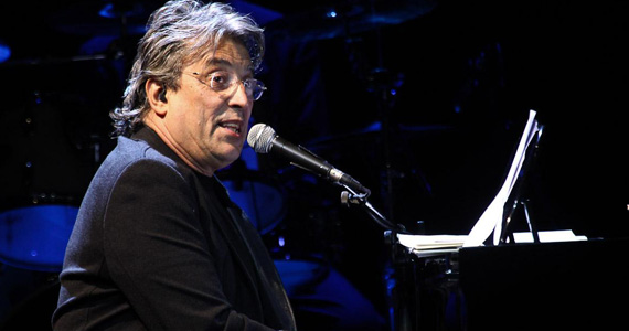 Show do cantor e compositor Ivan Lins no palco do Sesc Santo Amaro Show do cantor e compositor Ivan Lins no palco do Sesc Santo Amaro