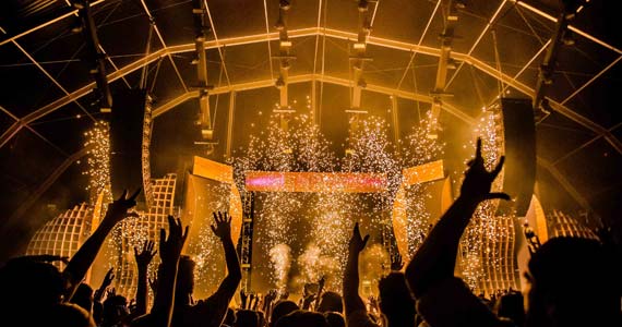 Axwell comanda o domingo de carnaval com muito eletrônico no Laroc Club Axwell comanda o domingo de carnaval com muito eletrônico no Laroc Club