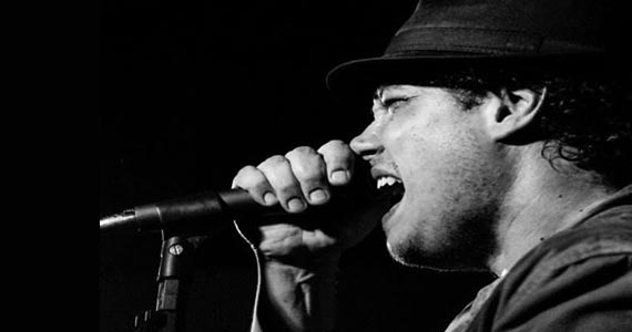 Alex Zambrana e Lucas Pacini agitando o sábado com pop rock no Bar Providência