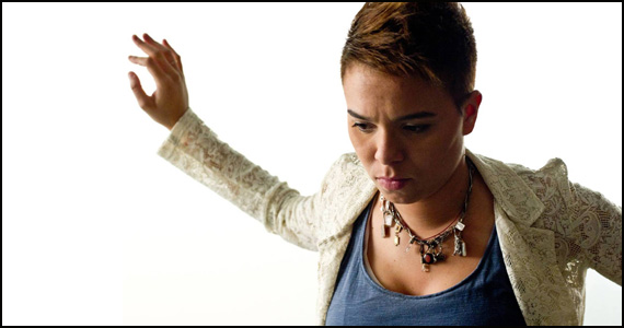 Skyline Hall apresenta o show da cantora e compositora Maria Gadú