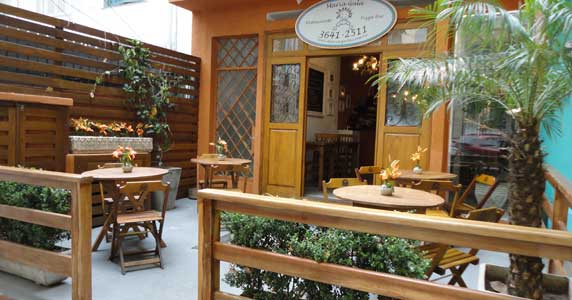 Almoço com diversas opções de saladas, pratos quentes e sobremesas no Maria Gula