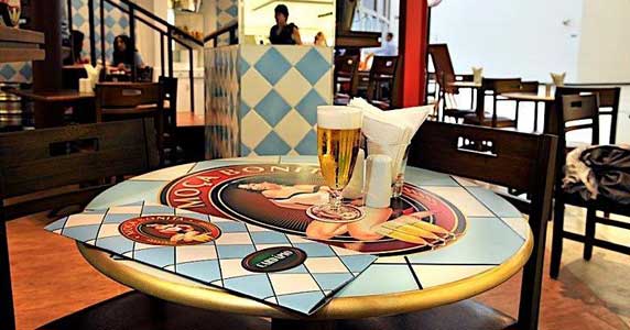 Cardápio variado de pratos, saladas e sanduíches no Moça Bonita Bar