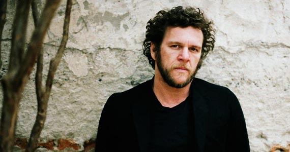 Cantores Otto, Tiê e Banda Dois Africanos agitam o TIM Music na Rua no Largo da Batata