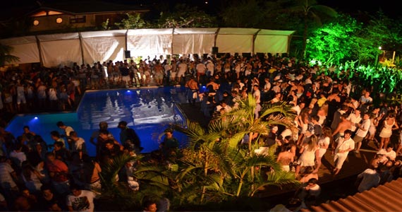 Warung Tour Savages apresenta Djs convidados tocando música eletrônica no Parador Maresias Warung Tour Savages apresenta Djs convidados tocando música eletrônica no Parador Maresias