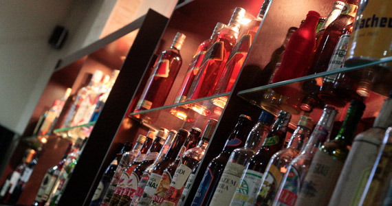 Todas as Segundas têm Happy Hour no bar Petisco Amigo, no Cambuci, com Cerveja Gelada e muitos petiscos