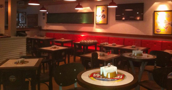 Happy hour com Chopp Brahma gelado e petiscos variados no Quiosque Chopp Brahma Street Happy hour com Chopp Brahma gelado e petiscos variados no Quiosque Chopp Brahma Street