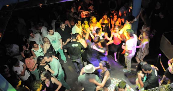 Noite Latina inédita neste Carnaval com banda Latina no Rey Castro