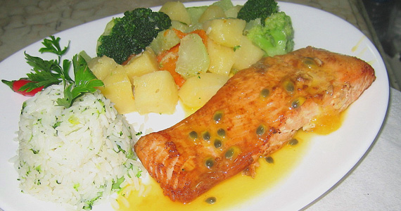 Salmão grelhado como sugestão para o almoço de desta quarta-feira no Elidio Bar