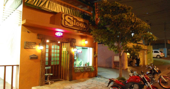 Saloon oferece muitos jogos e cervejas artesanais para curtir com os amigos Saloon oferece muitos jogos e cervejas artesanais para curtir com os amigos