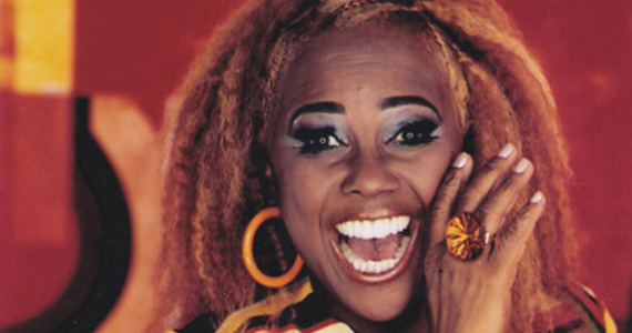 Villa Pizza Bar recebe a cantora Evelyn Ariane que homenageia Sandra de Sá