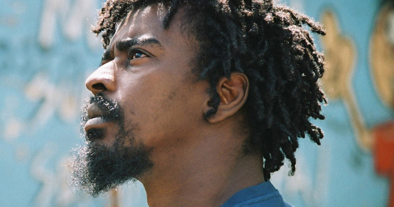 Seu Jorge leva todo o seu carisma ao palco da Arena Jequitimar neste verão