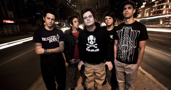 Banda Strike realiza show no palco do HSBC Brasil 