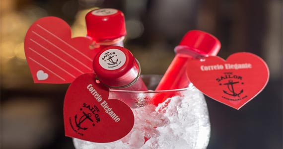 The Sailor sugere o drink Electric Kiss para comemorar o Dia dos Namorados dos Solteiros