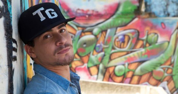 Ator e cantor Thiago Martins se apresenta neste domingo no Royal Club