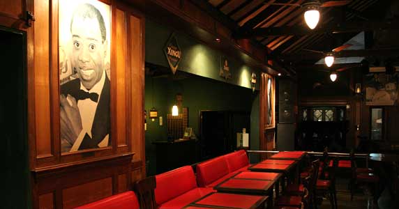 Bandas Rebaca Neife e Banana Power no palco do Ton Ton Jazz & Music Bar