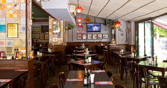 Happy Hour com cerveja gelada e ambiente descontraído no Vaca Véia Happy Hour com cerveja gelada e ambiente descontraído no Vaca Véia