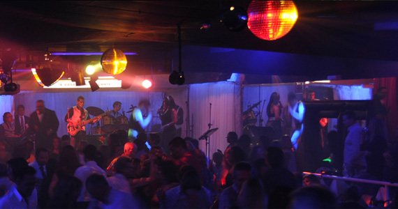 Zais recebe noite dançante para casais apaixonados com banda ao vivo 