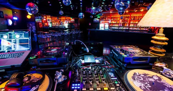 Akbar Lounge & Disco realiza Domingueira Noventando para animar a noite Eventos BaresSP 570x300 imagem