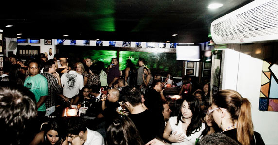 Revival com DJ Vadão e DJ Tutu e Especial Noite da Mini Saia no Akbar Lounge & Disco