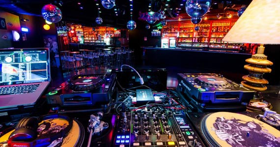Noite do Sorvete com DJs nas pick-ups animando o akbar Lounge e Disco Eventos BaresSP 570x300 imagem