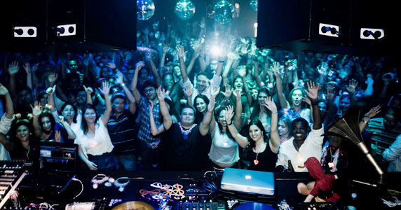 Festa Revival Total 90 com Djs na Noite das Mulheres no Akbar Lounge & Disco Festa Revival Total 90 com Djs na Noite das Mulheres no Akbar Lounge & Disco