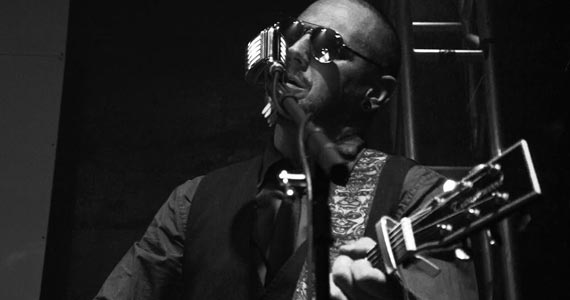 Alex Zambrana comanda a tarde com muito pop rock no Bar Providência