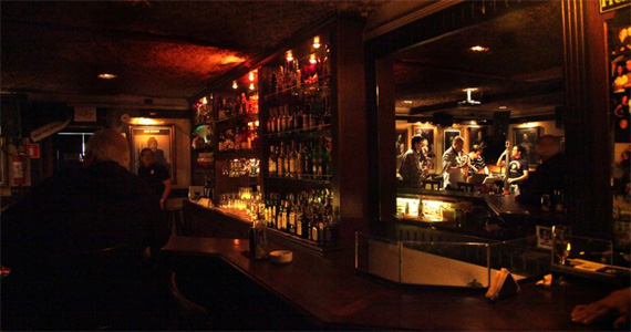 All Of Jazz recebe o som da cantora Pamella Araujo para animar a segunda-feira All Of Jazz recebe o som da cantora Pamella Araujo para animar a segunda-feira