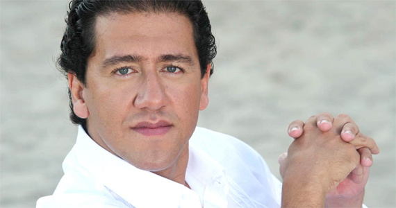 Altemar Dutra Jr se apresenta no palco do Bar Brahma