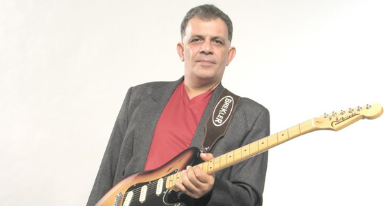 Álvaro Assmar se apresenta no palco do Sesc Santo André 