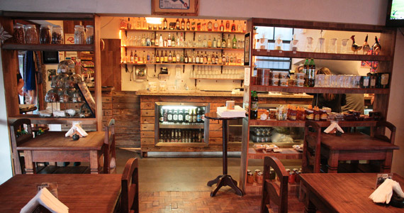 Happy hour com variedades de drinks e música ao vivo no As Mineiras Bar